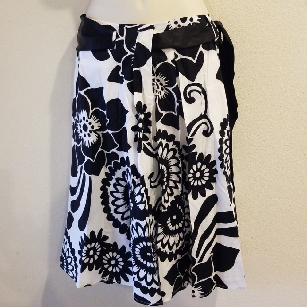 ❣AB Studio Black & White Floral Lined Skirt❣